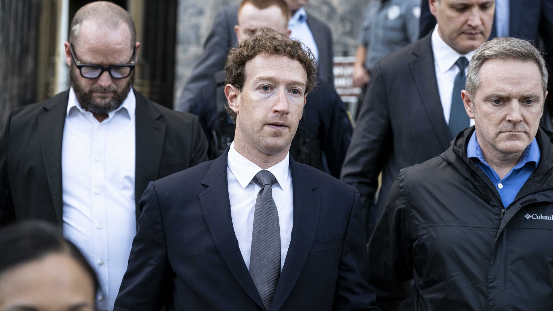 Mark Zuckerberg rời toà án liên bang ở Los Angeles